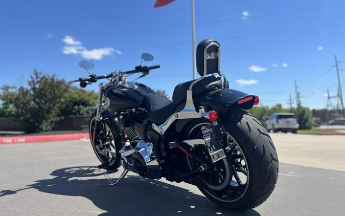 2015 Harley-Davidson® FXSB Breakout® Vivid Black 037655