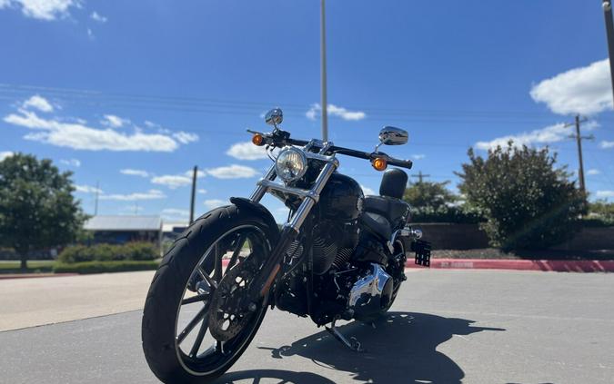 2015 Harley-Davidson® FXSB Breakout® Vivid Black 037655