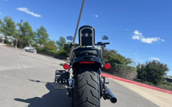 2015 Harley-Davidson® FXSB Breakout® Vivid Black 037655