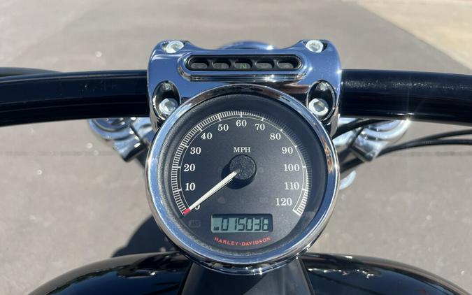 2015 Harley-Davidson® FXSB Breakout® Vivid Black 037655