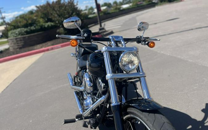 2015 Harley-Davidson® FXSB Breakout® Vivid Black 037655