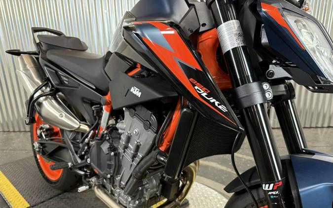 2023 KTM 890 Duke R