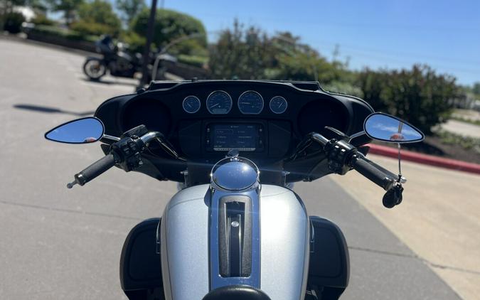 2015 Harley-Davidson® FLHTCUL Electra Glide® Ultra Classic Low, Brilliant Silver Pearl 613013U