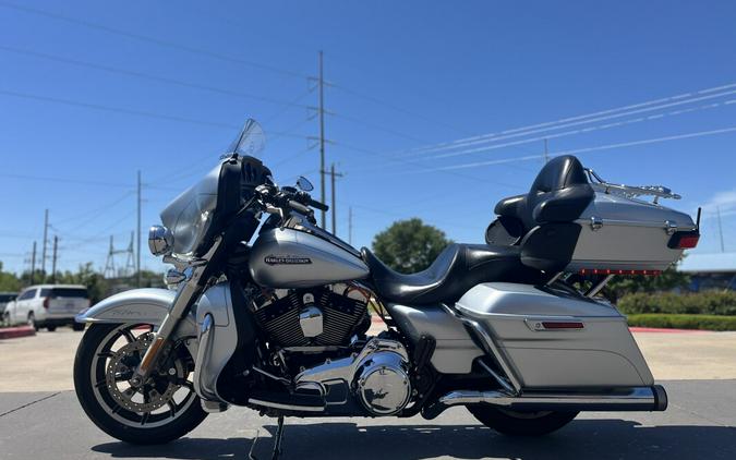 2015 Harley-Davidson® FLHTCUL Electra Glide® Ultra Classic Low, Brilliant Silver Pearl 613013U