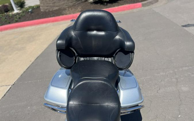 2015 Harley-Davidson® FLHTCUL Electra Glide® Ultra Classic Low, Brilliant Silver Pearl 613013U
