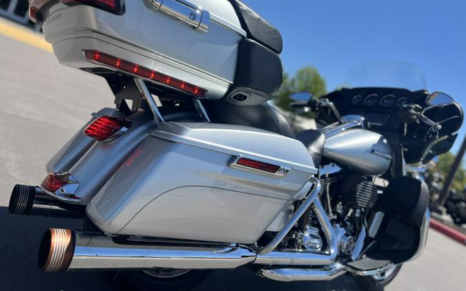 2015 Harley-Davidson® FLHTCUL Electra Glide® Ultra Classic Low, Brilliant Silver Pearl 613013U