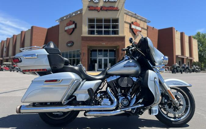 2015 Harley-Davidson® FLHTCUL Electra Glide® Ultra Classic Low, Brilliant Silver Pearl 613013U