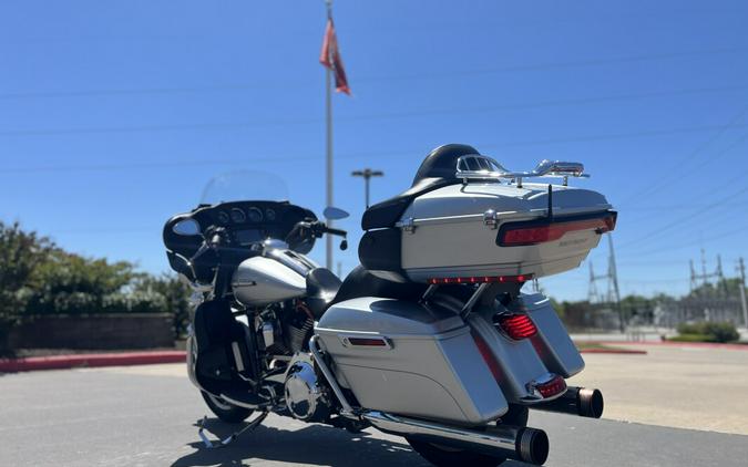 2015 Harley-Davidson® FLHTCUL Electra Glide® Ultra Classic Low, Brilliant Silver Pearl 613013U