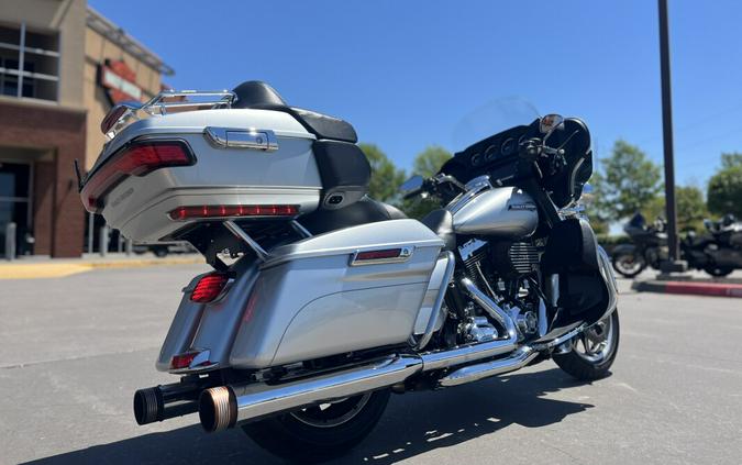 2015 Harley-Davidson® FLHTCUL Electra Glide® Ultra Classic Low, Brilliant Silver Pearl 613013U