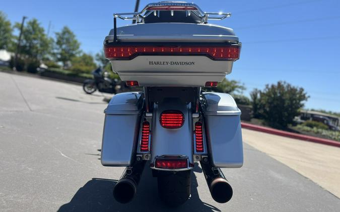 2015 Harley-Davidson® FLHTCUL Electra Glide® Ultra Classic Low, Brilliant Silver Pearl 613013U