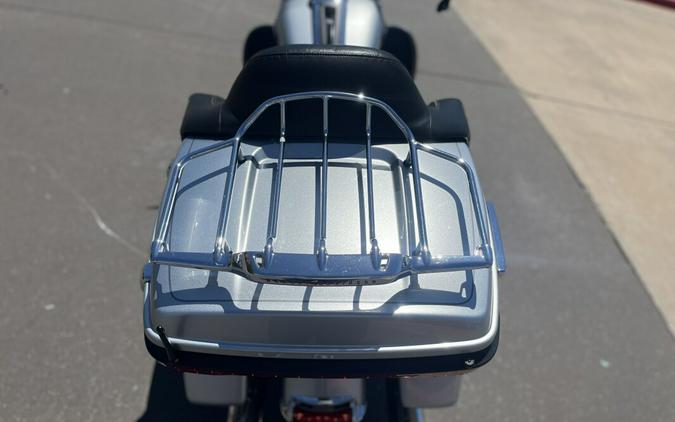 2015 Harley-Davidson® FLHTCUL Electra Glide® Ultra Classic Low, Brilliant Silver Pearl 613013U