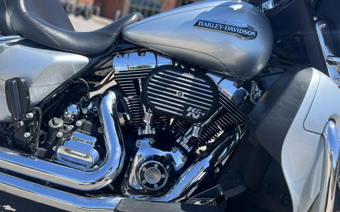 2015 Harley-Davidson® FLHTCUL Electra Glide® Ultra Classic Low, Brilliant Silver Pearl 613013U