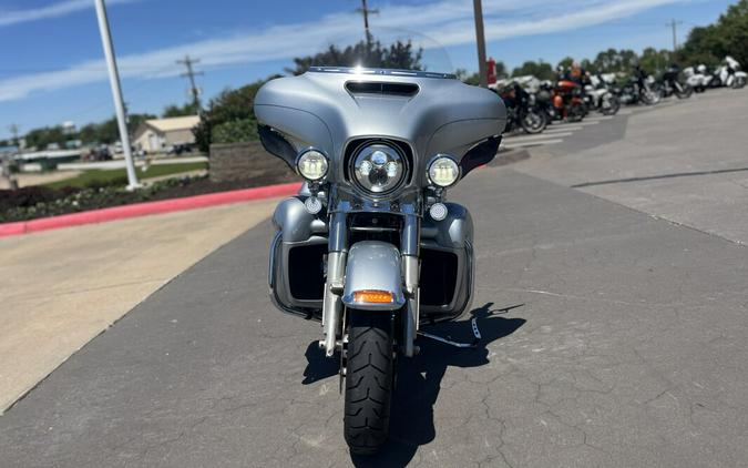 2015 Harley-Davidson® FLHTCUL Electra Glide® Ultra Classic Low, Brilliant Silver Pearl 613013U