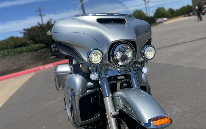 2015 Harley-Davidson® FLHTCUL Electra Glide® Ultra Classic Low, Brilliant Silver Pearl 613013U