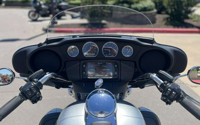 2015 Harley-Davidson® FLHTCUL Electra Glide® Ultra Classic Low, Brilliant Silver Pearl 613013U