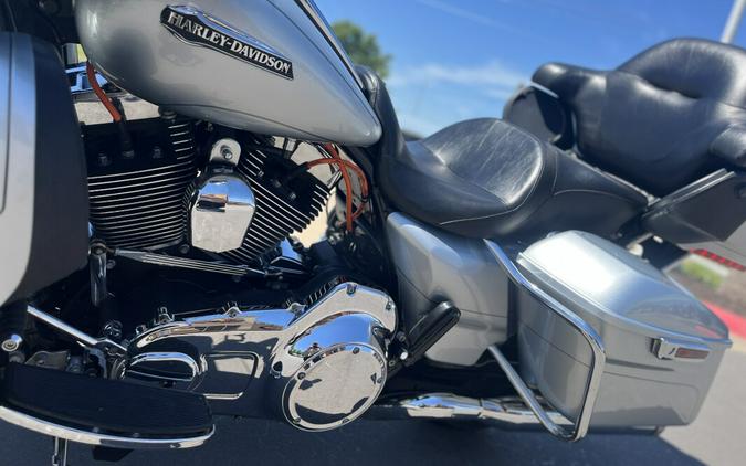 2015 Harley-Davidson® FLHTCUL Electra Glide® Ultra Classic Low, Brilliant Silver Pearl 613013U