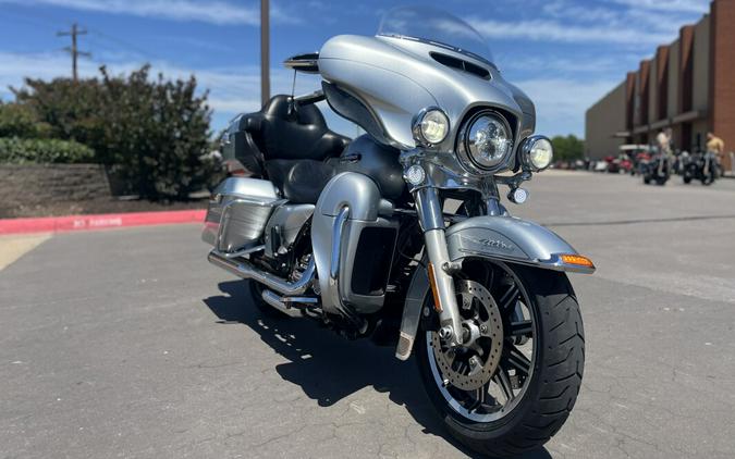 2015 Harley-Davidson® FLHTCUL Electra Glide® Ultra Classic Low, Brilliant Silver Pearl 613013U