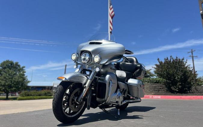 2015 Harley-Davidson® FLHTCUL Electra Glide® Ultra Classic Low, Brilliant Silver Pearl 613013U