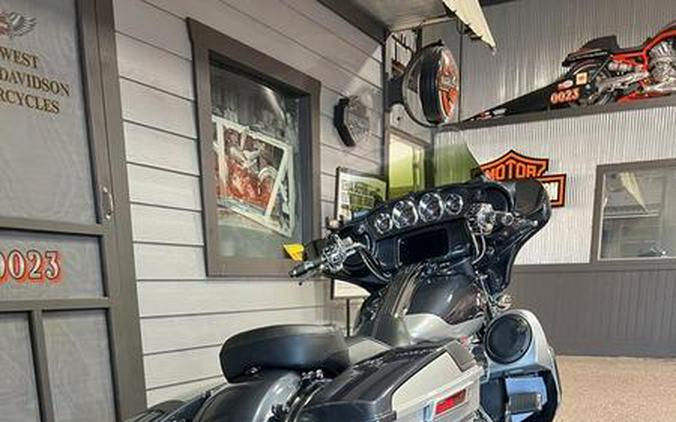 2019 Harley-Davidson® FLHXSE - CVO™ Street Glide®