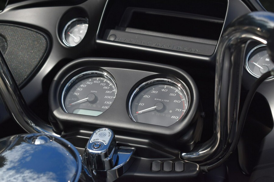 2025 HD Police Road Glide BIRCH WHITE