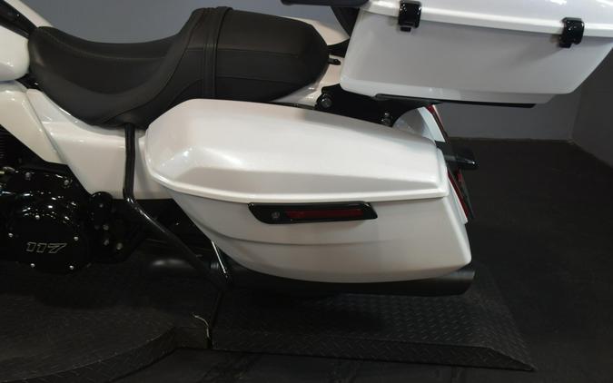 2025 Harley-Davidson Road Glide White Onyx Pearl - Black Finish