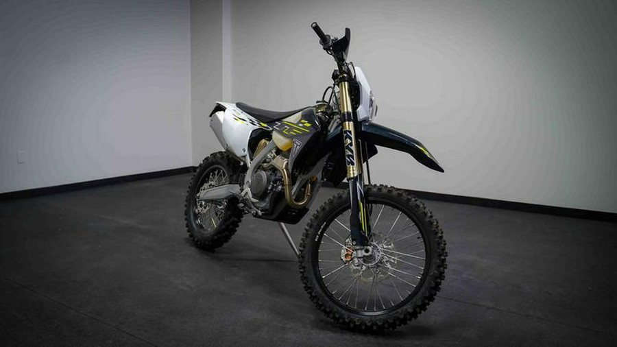 2026 Triumph TF 250-E Jet Black/Pure White