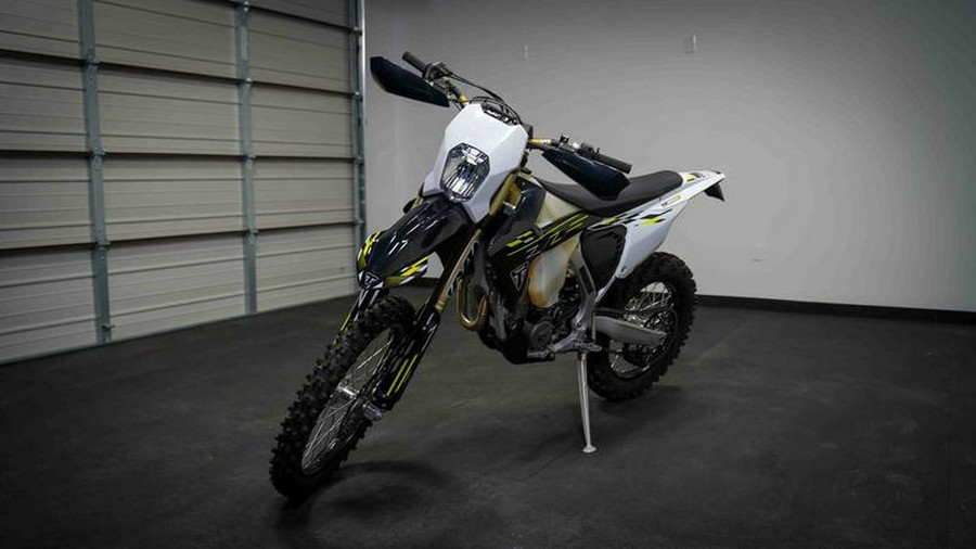 2026 Triumph TF 250-E Jet Black/Pure White