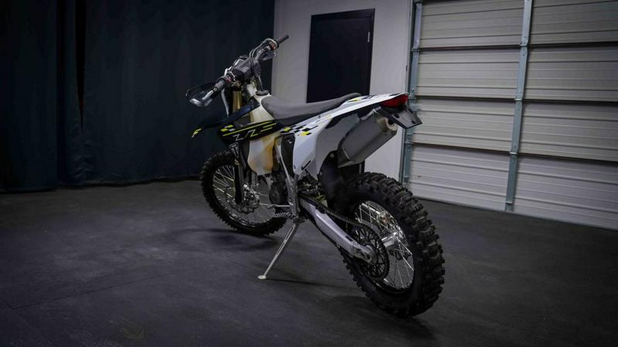 2026 Triumph TF 250-E Jet Black/Pure White