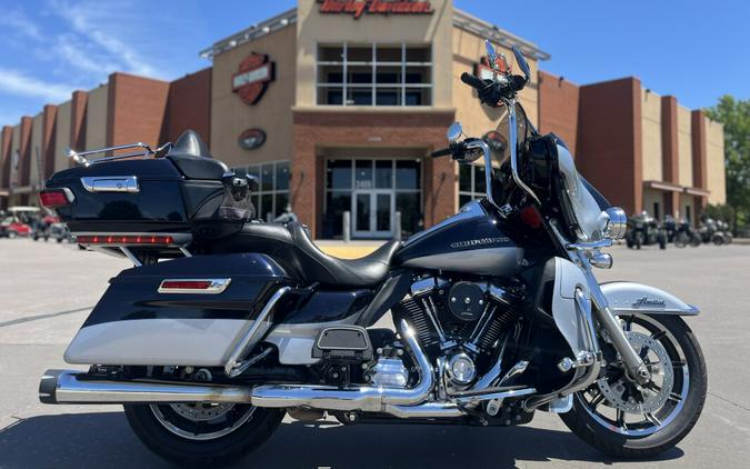 2019 Harley-Davidson® FLHTK Ultra Limited MDNTBLU/BARSLVR 651480