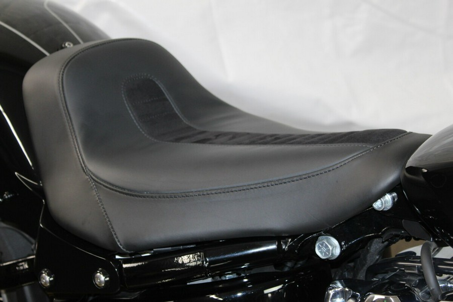 Harley-Davidson® Breakout® 114 2019 FXBRS 062095B BLACK W/PINSTRIPE