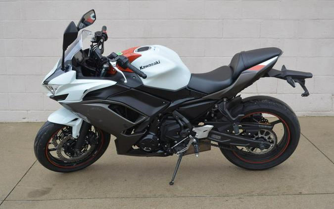 2023 Kawasaki Ninja® 650 Metallic Matte Graphenesteel Gray/Ebony