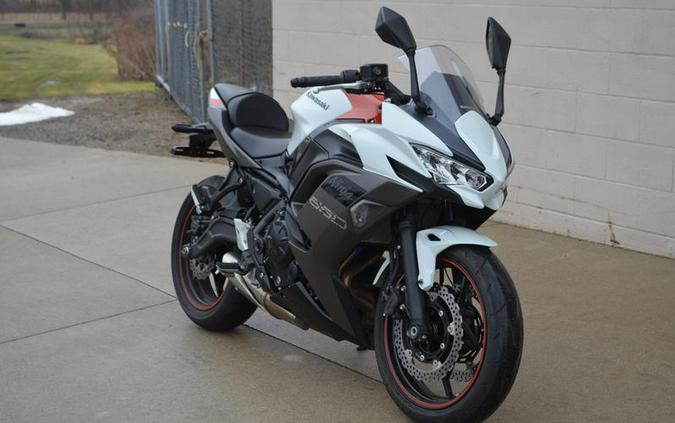 2023 Kawasaki Ninja® 650 Metallic Matte Graphenesteel Gray/Ebony