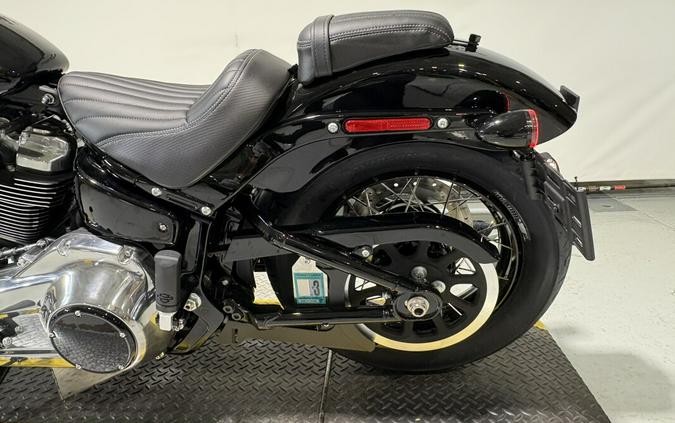 2026 Harley-Davidson® Street Bob® Vivid Black Chrome Laced Wheels