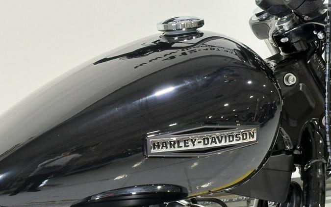 2026 Harley-Davidson® Street Bob® Vivid Black Chrome Laced Wheels