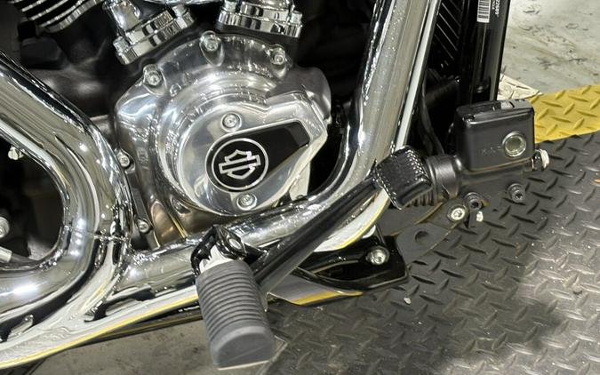 2026 Harley-Davidson® Street Bob® Vivid Black Chrome Laced Wheels