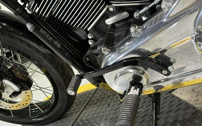 2026 Harley-Davidson® Street Bob® Vivid Black Chrome Laced Wheels