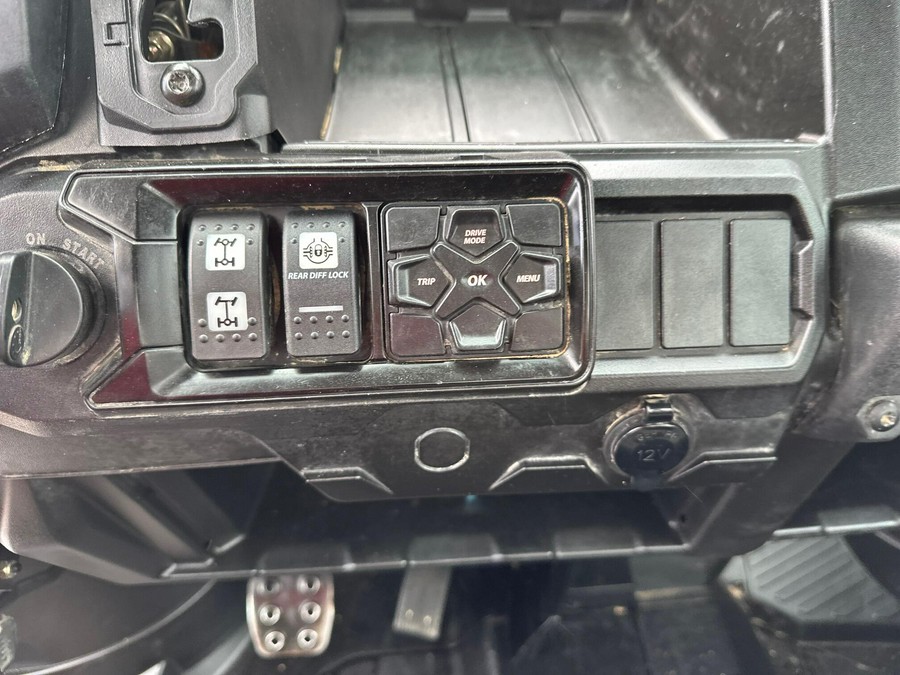 2023 Can-Am Defender XT HD10