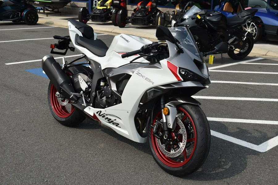 2024 Kawasaki Ninja® ZX™-6R ABS Pearl Robotic White/Metallic Graphite Gray