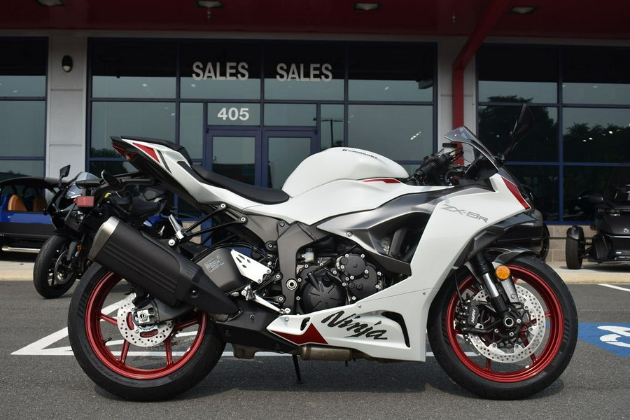 2025 Kawasaki Ninja® ZX™6R ABS Pearl Robotic White/Metallic Graphite