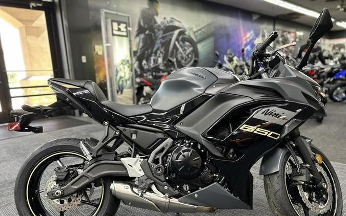 2024 Kawasaki Ninja® 650 ABS Metallic Matte Dark Gray/Metallic Spark Black