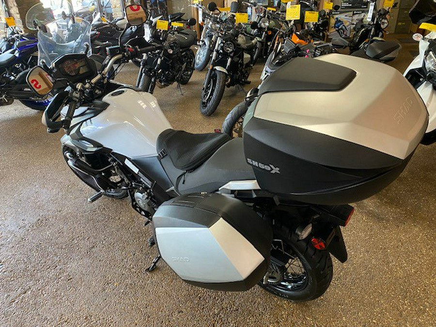 2018 Suzuki V-Strom 650XT WHITE WITH SHAD HARD BAGS and TRUNK, FOOT PEGS, SKID PLATE, ENGINE GUARDS, HEATED GRIP