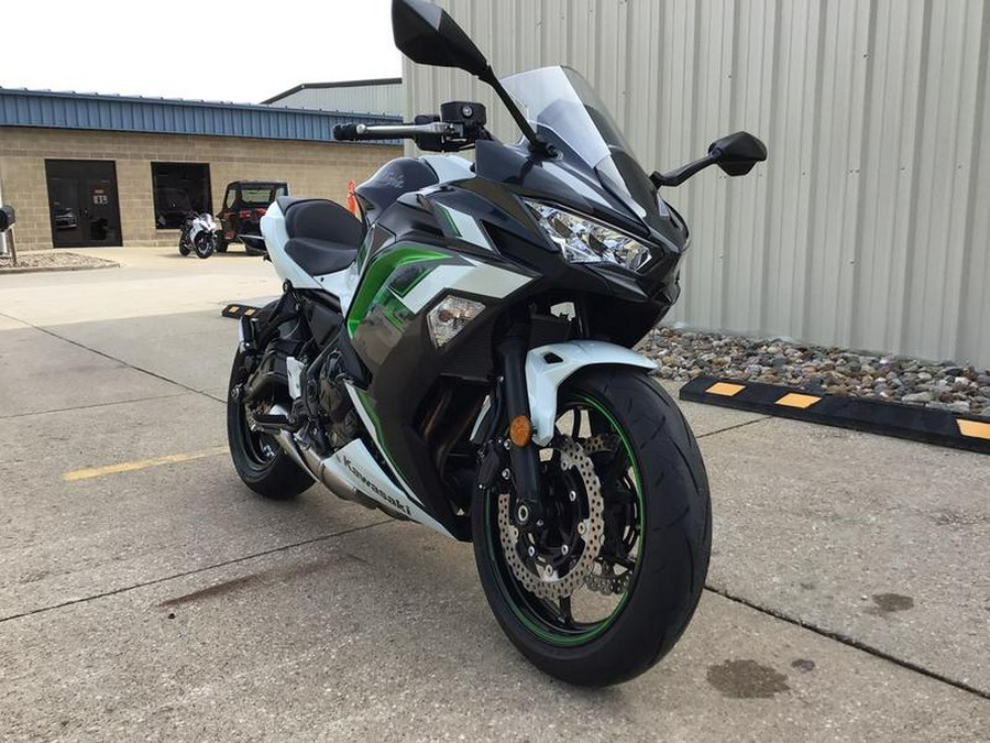 2022 Kawasaki Ninja® 650 Pearl Robotic White/Metallic Carbon Gray