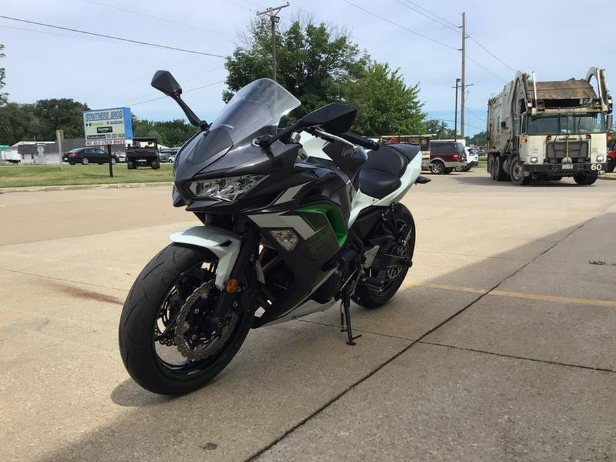 2022 Kawasaki Ninja® 650 Pearl Robotic White/Metallic Carbon Gray