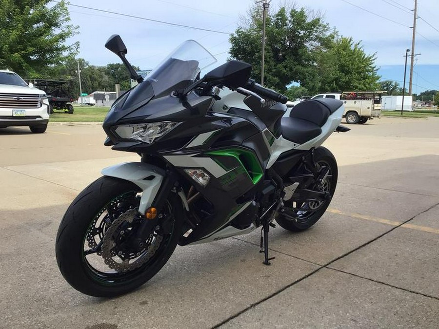 2022 Kawasaki Ninja® 650 Pearl Robotic White/Metallic Carbon Gray