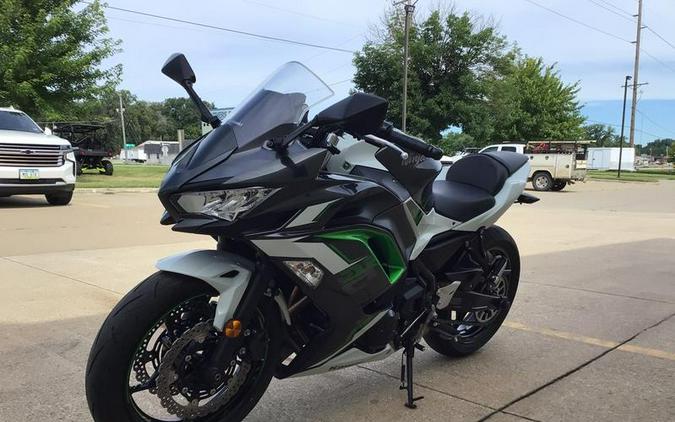 2022 Kawasaki Ninja® 650 Pearl Robotic White/Metallic Carbon Gray