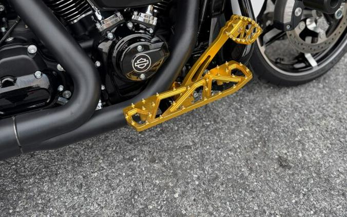 2025 Harley-Davidson® Road Glide® FLTRX White Onyx Pearl - Black Finish