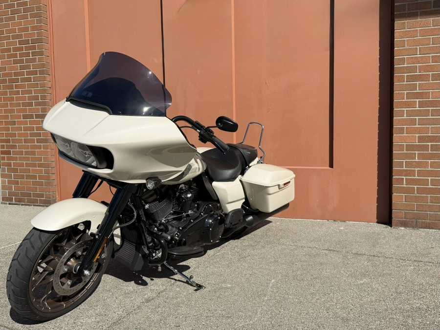 Harley-Davidson® Road Glide® ST White Sand Pearl