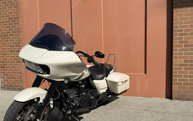 Harley-Davidson® Road Glide® ST White Sand Pearl
