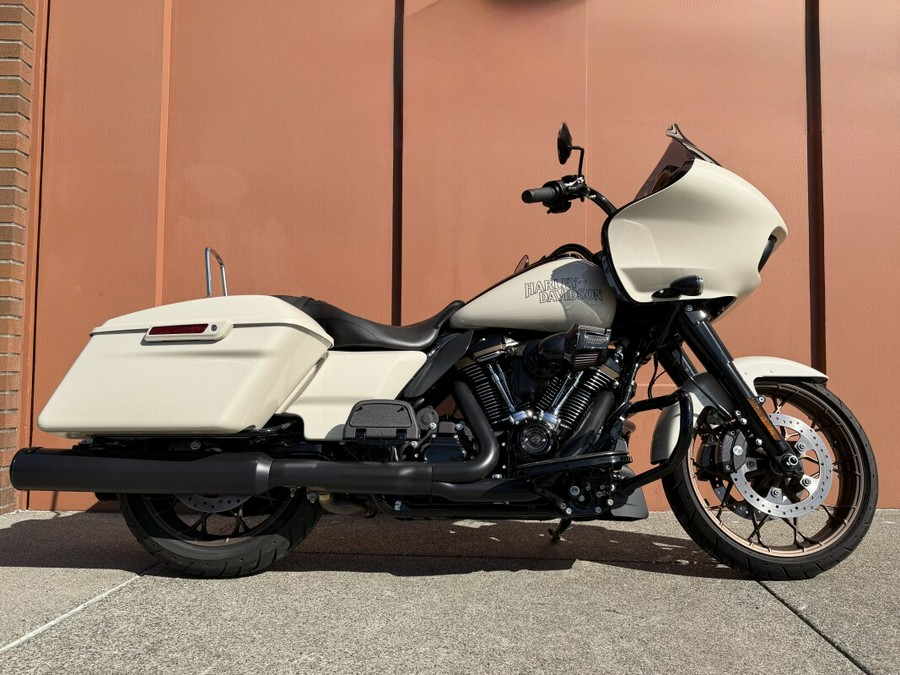 Harley-Davidson® Road Glide® ST White Sand Pearl