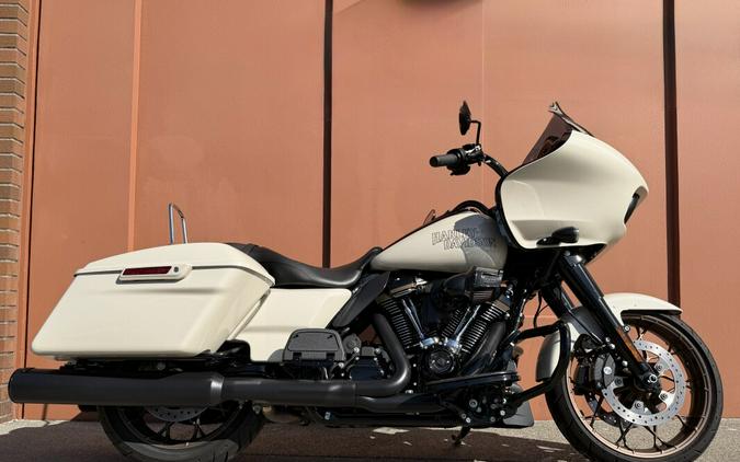 Harley-Davidson® Road Glide® ST White Sand Pearl